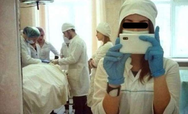 Il ministero chiede di vietare i selfie di medici e infermieri in ospedale