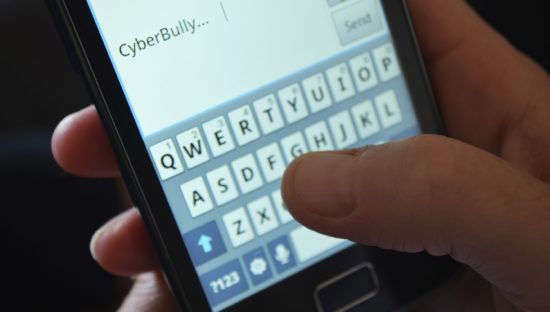 Nega consenso a foto della figlia sui social, insultata in chat dei genitori