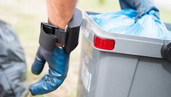 Polemica a Livorno sul braccialetto elettronico per gli spazzini