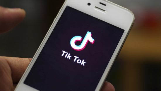TikTok ancora sotto accusa: ‘Continua a violare le norme sui minori’