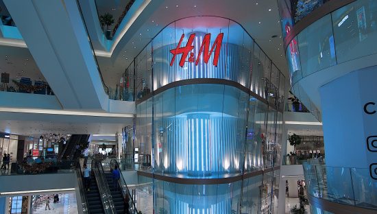H&M spiava i dipendenti in Germania, multa record di 35,3 milioni